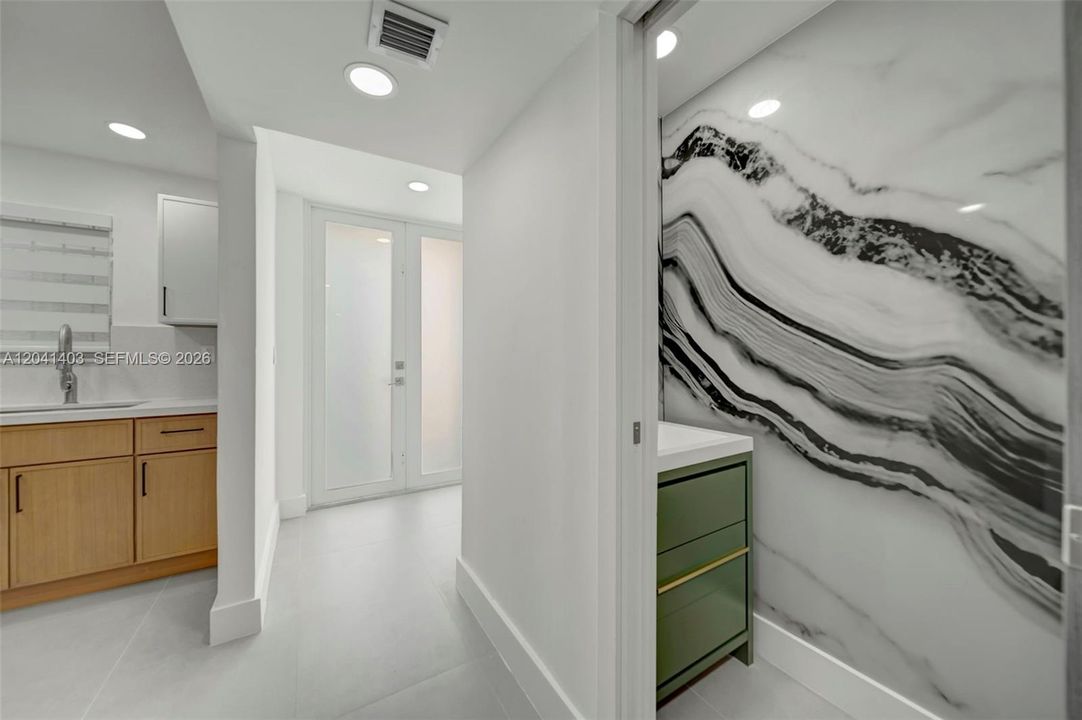 For Rent: $2,600 (2 beds, 1 baths, 1208 Square Feet)
