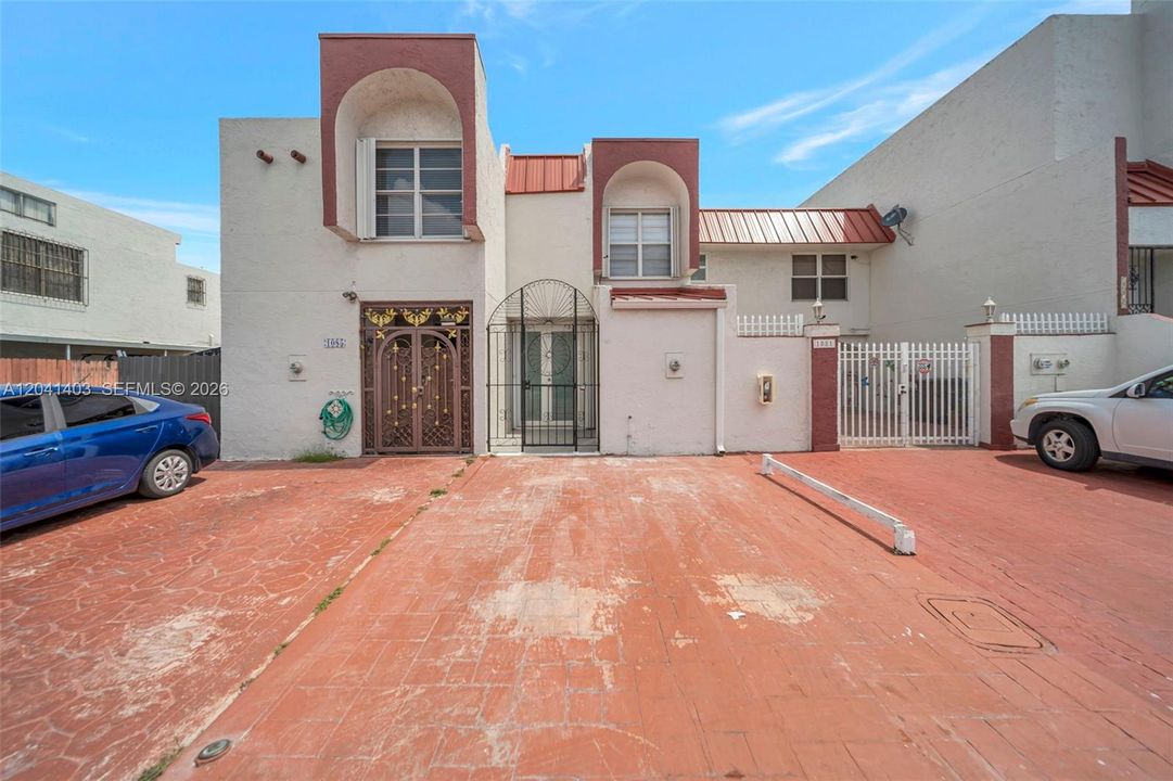 For Rent: $2,600 (2 beds, 1 baths, 1208 Square Feet)