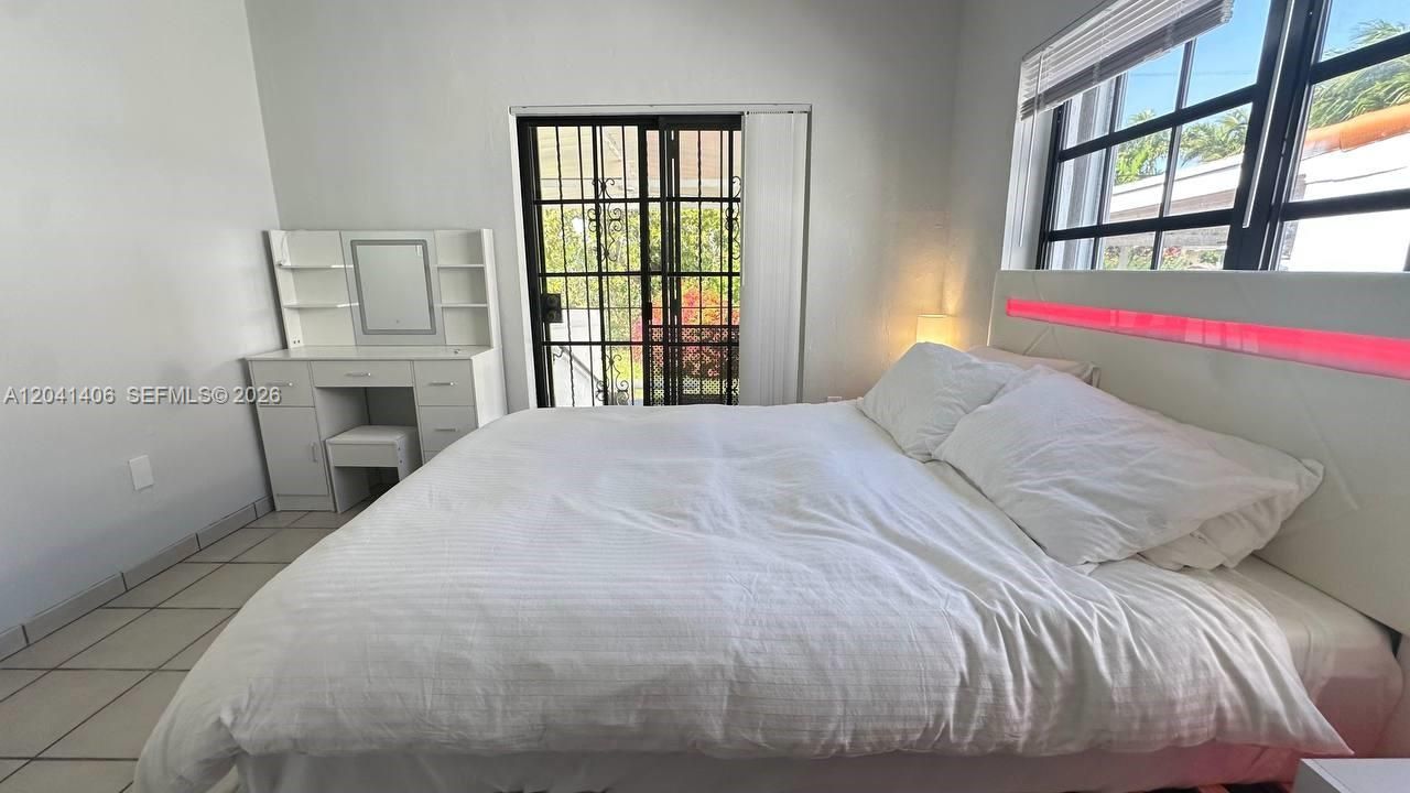 For Rent: $3,950 (3 beds, 2 baths, 1250 Square Feet)