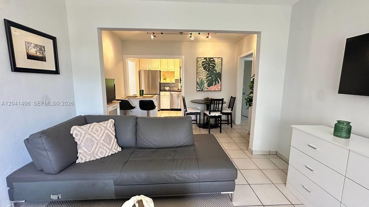 For Rent: $3,950 (3 beds, 2 baths, 1250 Square Feet)