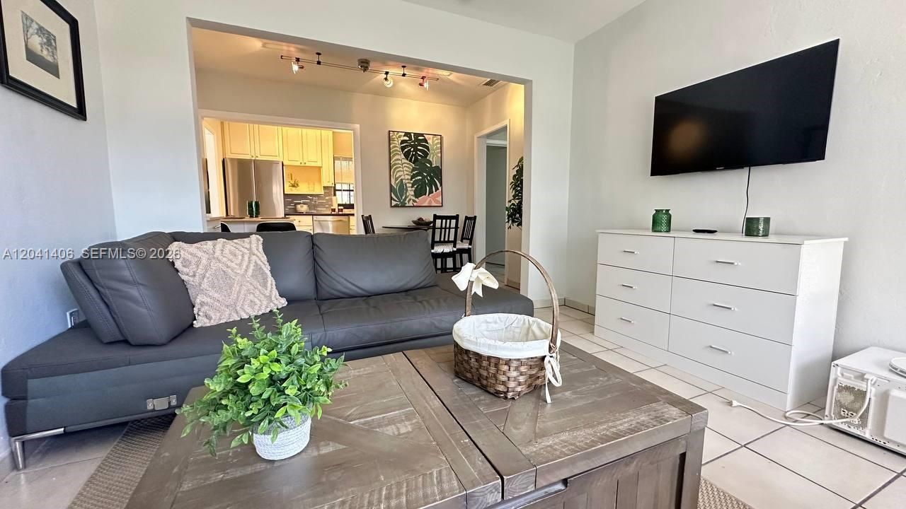 For Rent: $3,950 (3 beds, 2 baths, 1250 Square Feet)