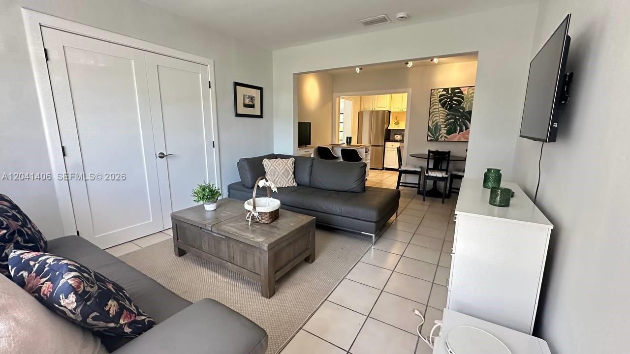 For Rent: $3,950 (3 beds, 2 baths, 1250 Square Feet)