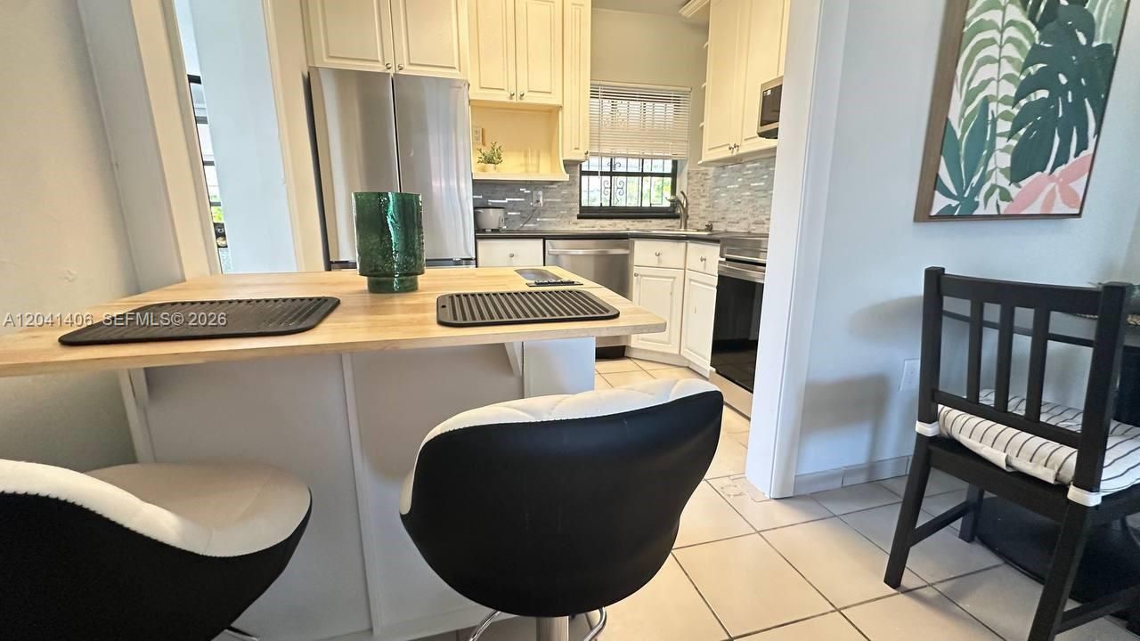 For Rent: $3,950 (3 beds, 2 baths, 1250 Square Feet)