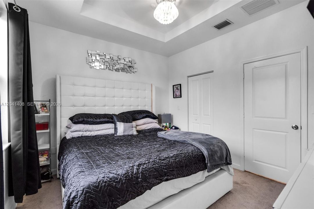 En Venta: $435,000 (3 camas, 3 baños, 1328 Pies cuadrados)