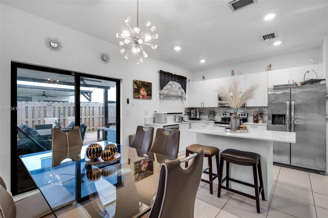 En Venta: $435,000 (3 camas, 3 baños, 1328 Pies cuadrados)