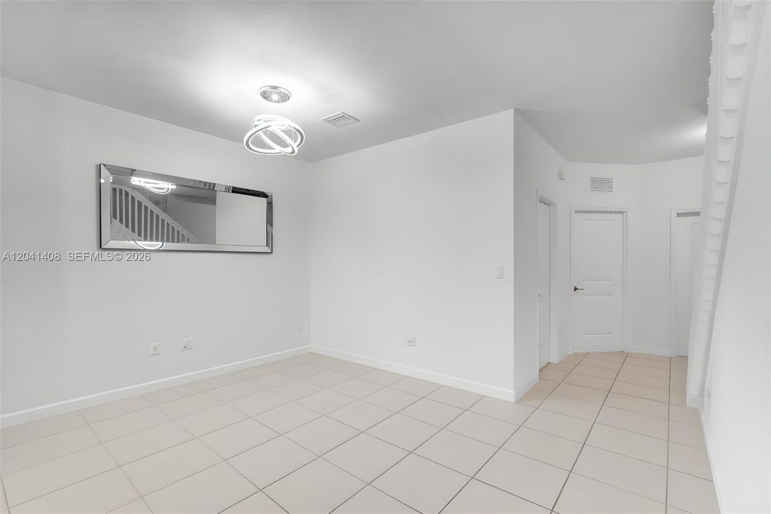 En Venta: $435,000 (3 camas, 3 baños, 1328 Pies cuadrados)