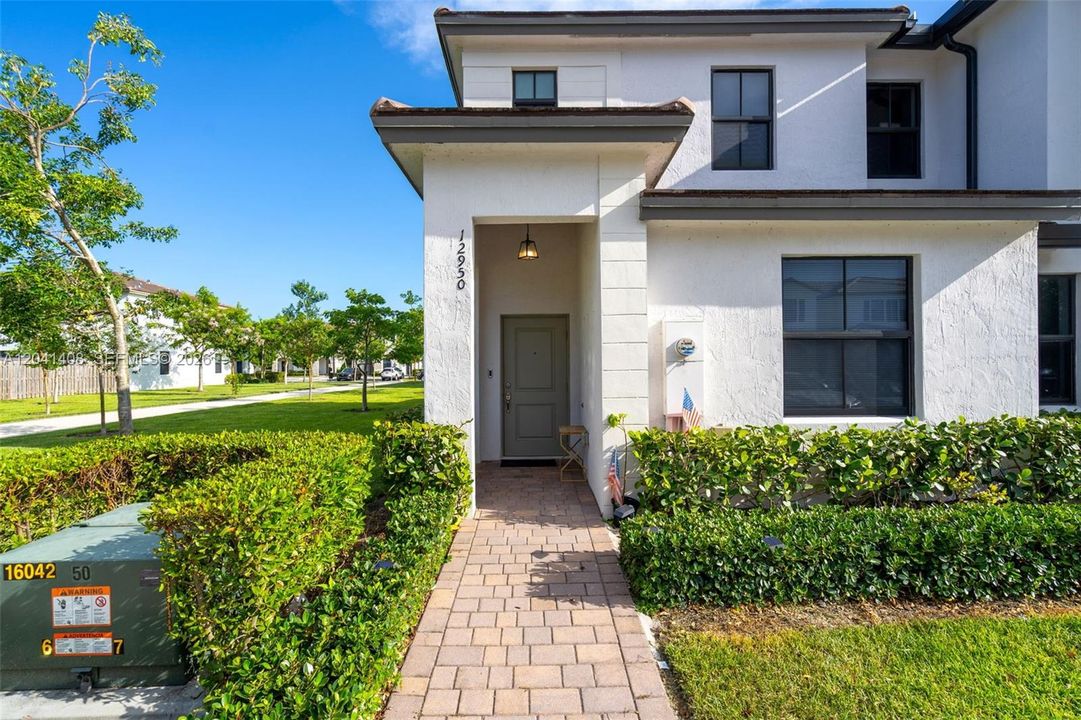 En Venta: $435,000 (3 camas, 3 baños, 1328 Pies cuadrados)