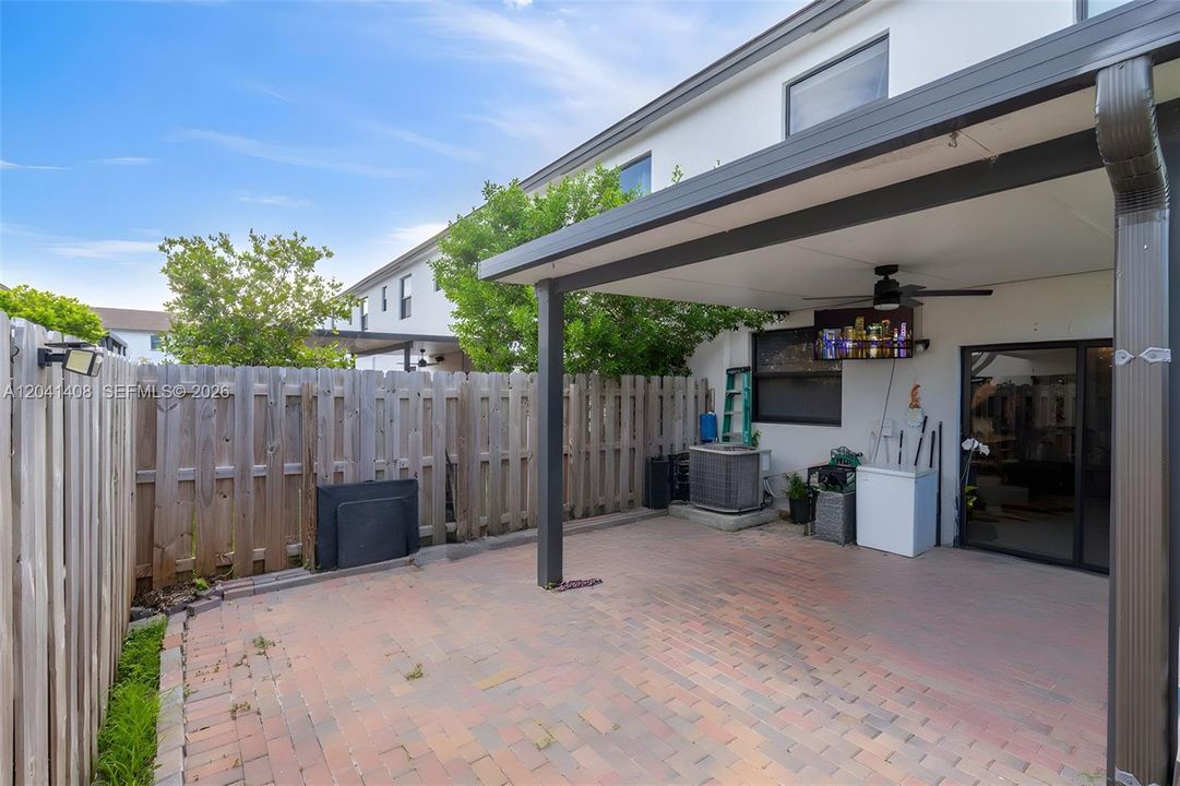 En Venta: $435,000 (3 camas, 3 baños, 1328 Pies cuadrados)