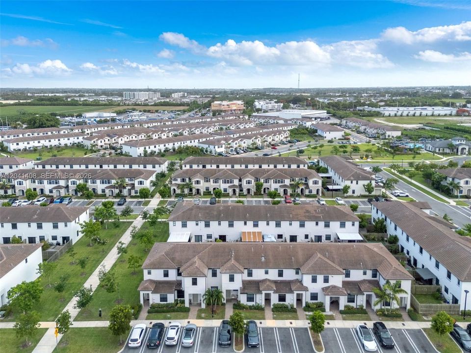En Venta: $435,000 (3 camas, 3 baños, 1328 Pies cuadrados)