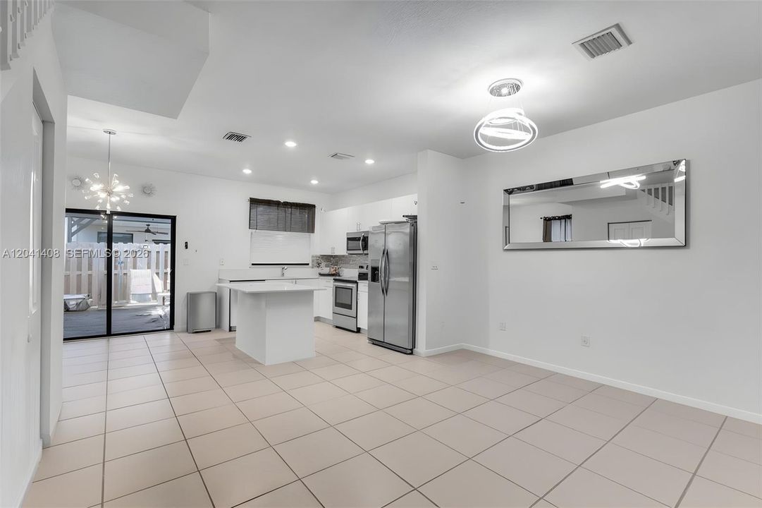 En Venta: $435,000 (3 camas, 3 baños, 1328 Pies cuadrados)