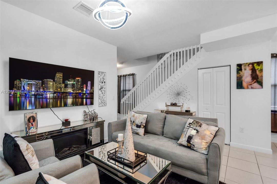 En Venta: $435,000 (3 camas, 3 baños, 1328 Pies cuadrados)