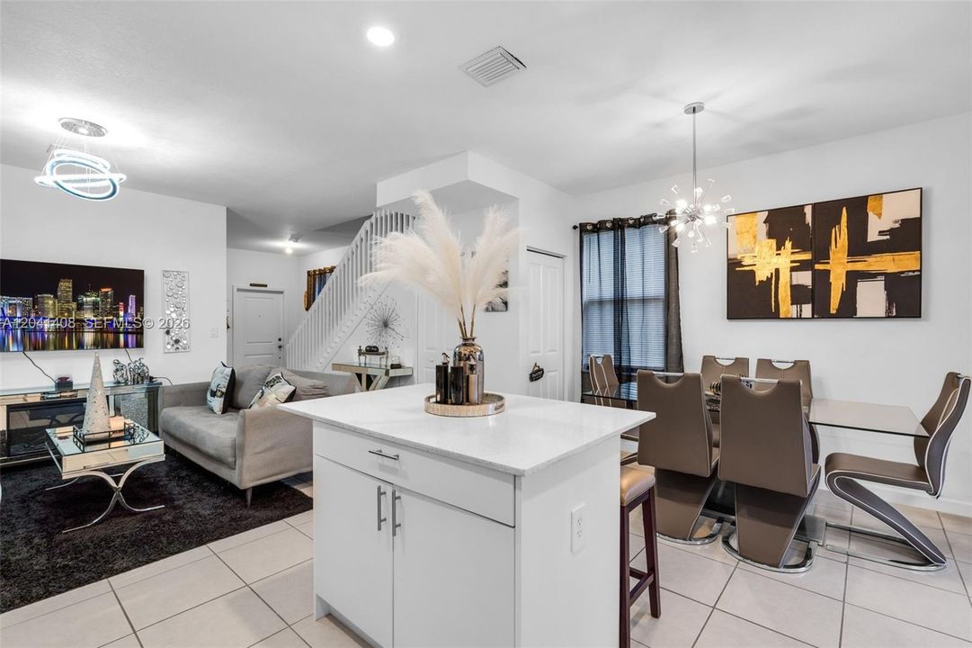 En Venta: $435,000 (3 camas, 3 baños, 1328 Pies cuadrados)