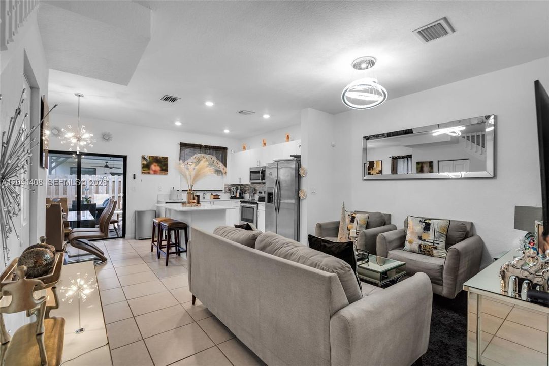 En Venta: $435,000 (3 camas, 3 baños, 1328 Pies cuadrados)