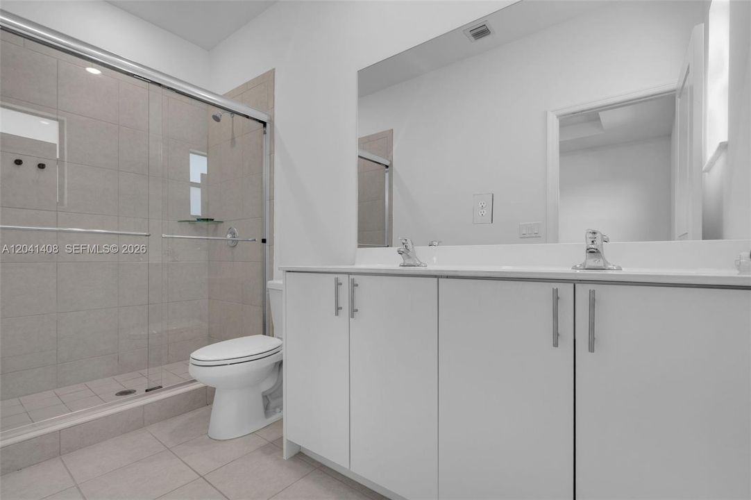 En Venta: $435,000 (3 camas, 3 baños, 1328 Pies cuadrados)