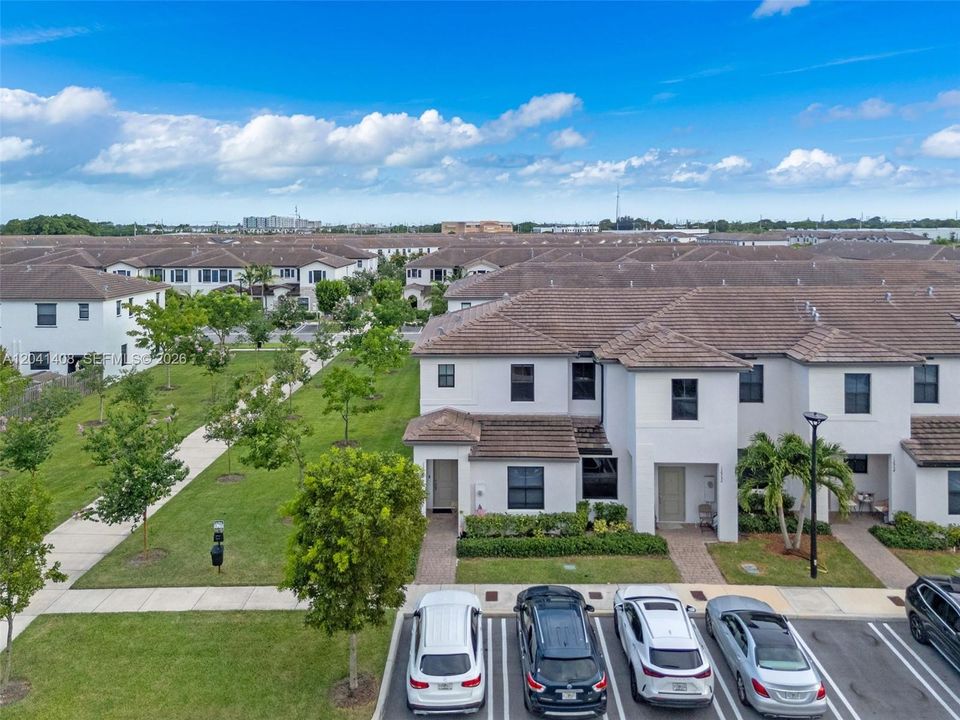 En Venta: $435,000 (3 camas, 3 baños, 1328 Pies cuadrados)