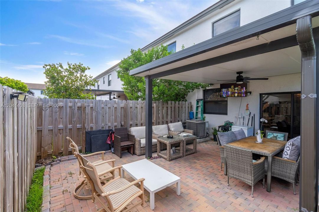 En Venta: $435,000 (3 camas, 3 baños, 1328 Pies cuadrados)