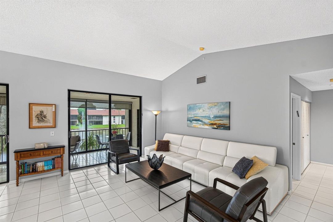 013-10223NorthCircleLakeDrive-201-Boynto