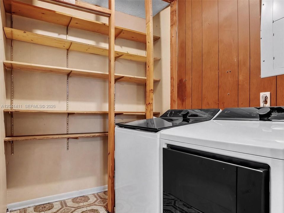 На продажу: $600,000 (5 спален, 2 ванн, 2010 Квадратных фут)