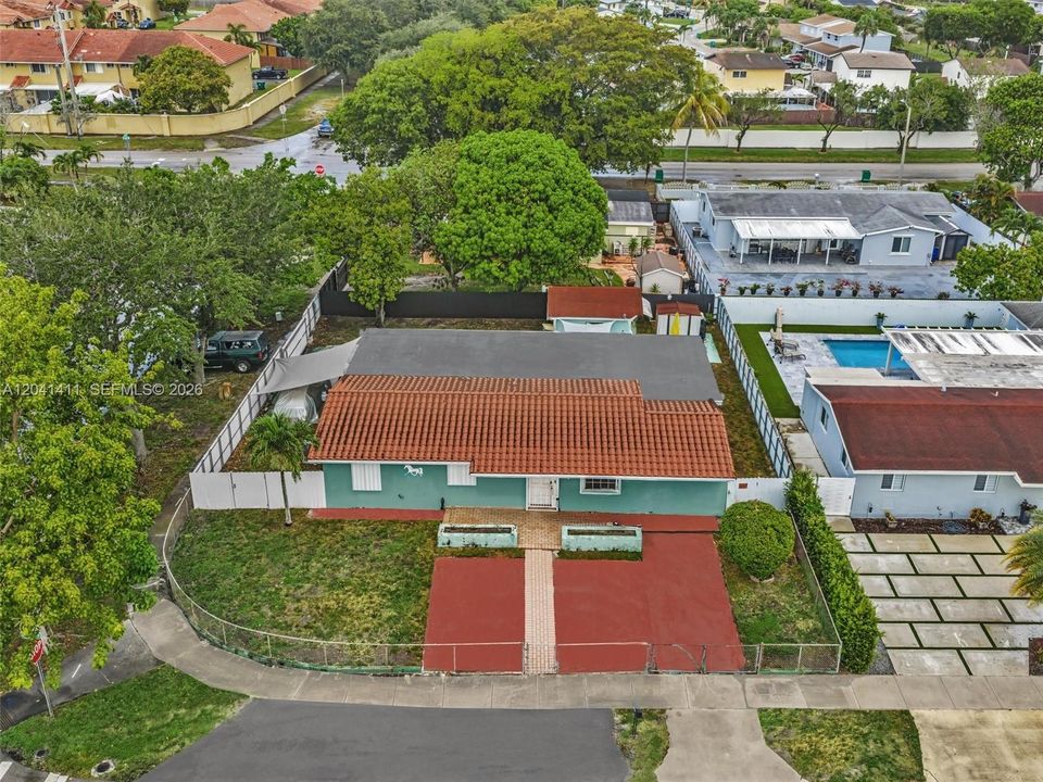 На продажу: $600,000 (5 спален, 2 ванн, 2010 Квадратных фут)