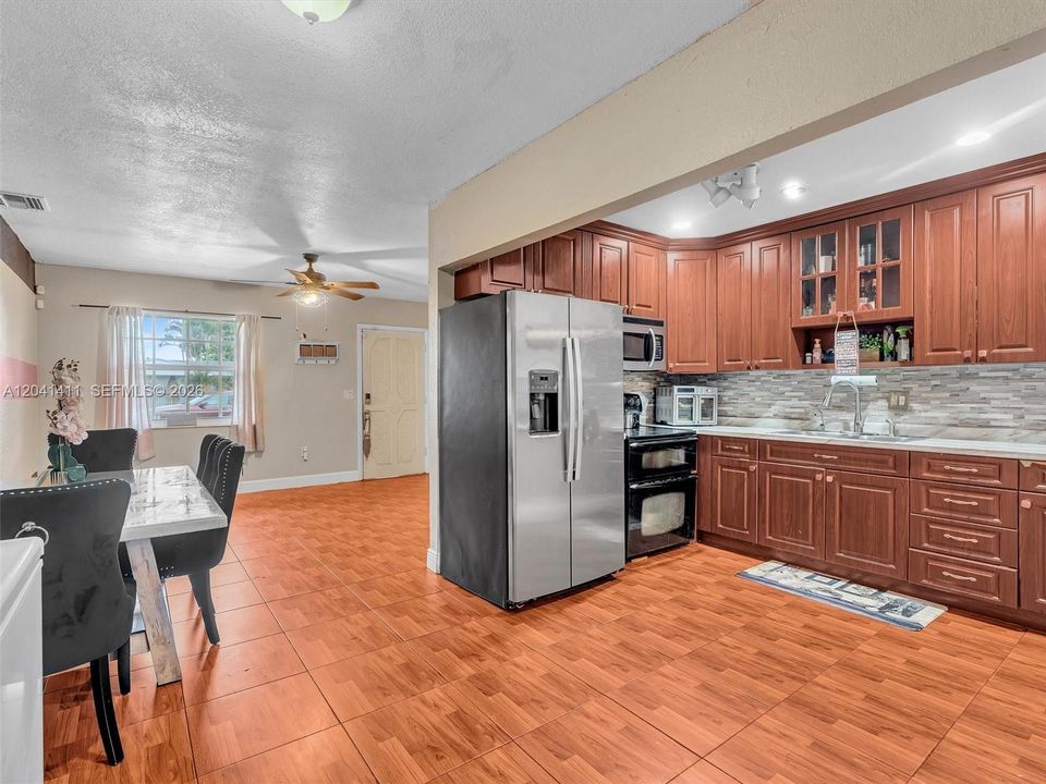 На продажу: $600,000 (5 спален, 2 ванн, 2010 Квадратных фут)