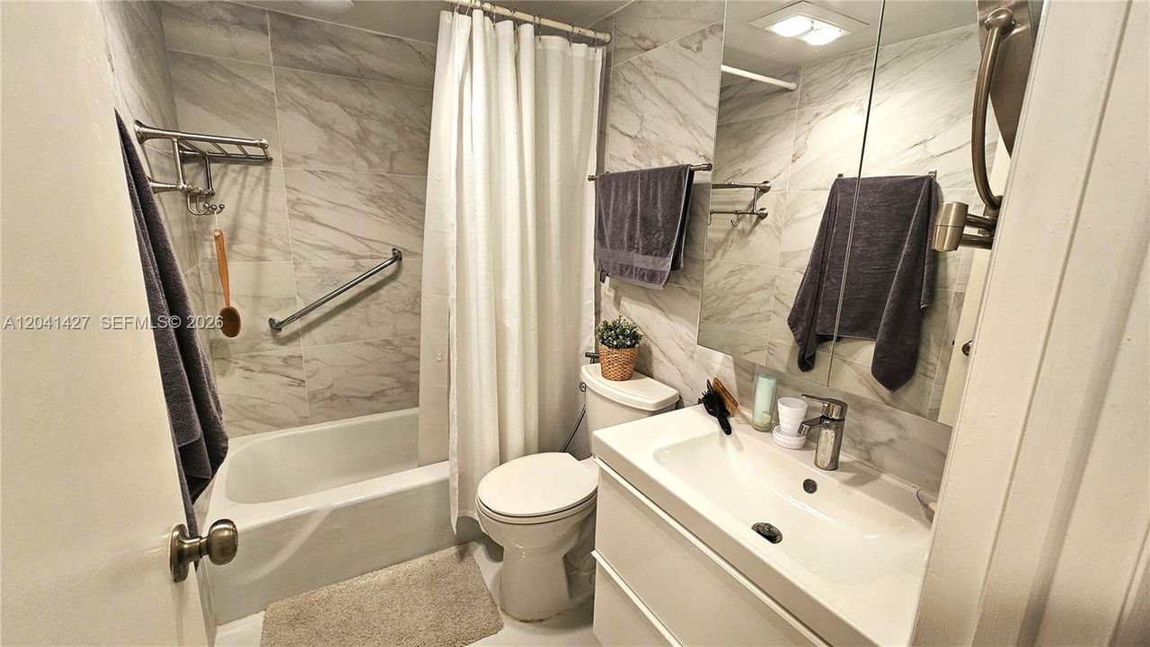 В аренду: $3,400 (1 спален, 1 ванн, 870 Квадратных фут)