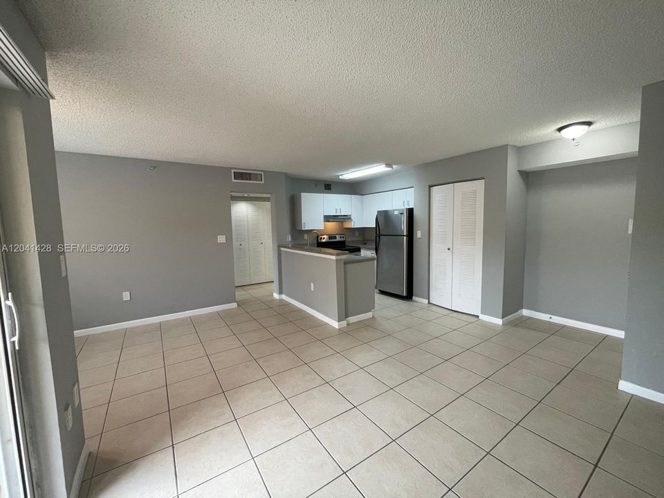 For Rent: $1,750 (1 beds, 1 baths, 687 Square Feet)