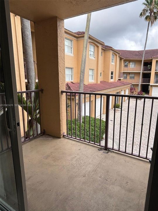 For Rent: $1,750 (1 beds, 1 baths, 687 Square Feet)