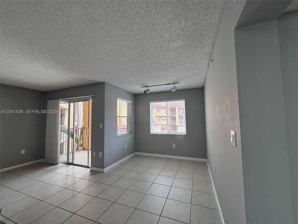 For Rent: $1,750 (1 beds, 1 baths, 687 Square Feet)