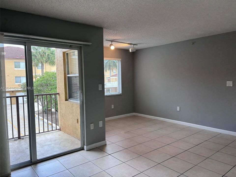 For Rent: $1,750 (1 beds, 1 baths, 687 Square Feet)