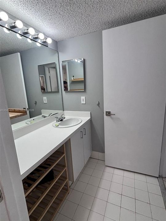For Rent: $1,750 (1 beds, 1 baths, 687 Square Feet)