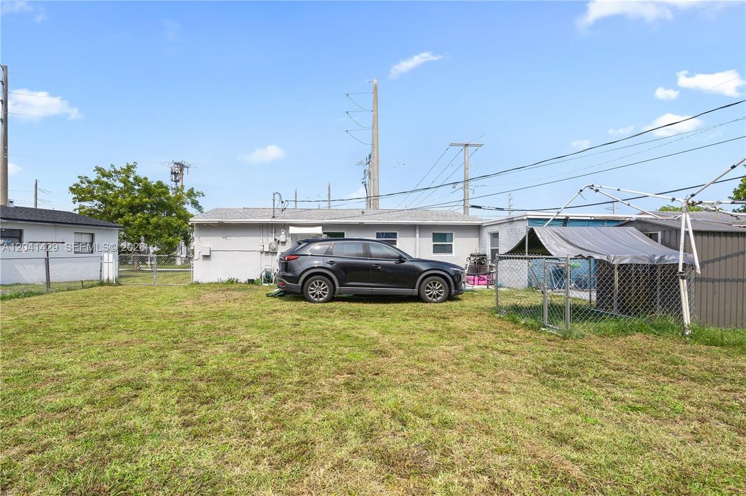 For Sale: $474,999 (4 beds, 2 baths, 696 Square Feet)