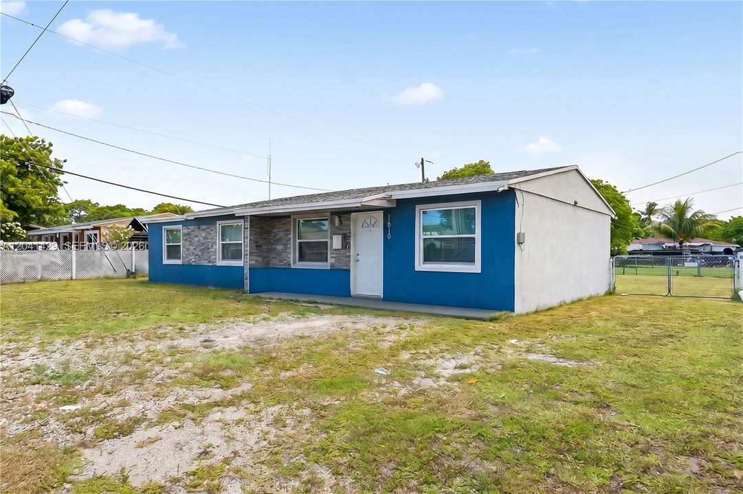 For Sale: $474,999 (4 beds, 2 baths, 696 Square Feet)