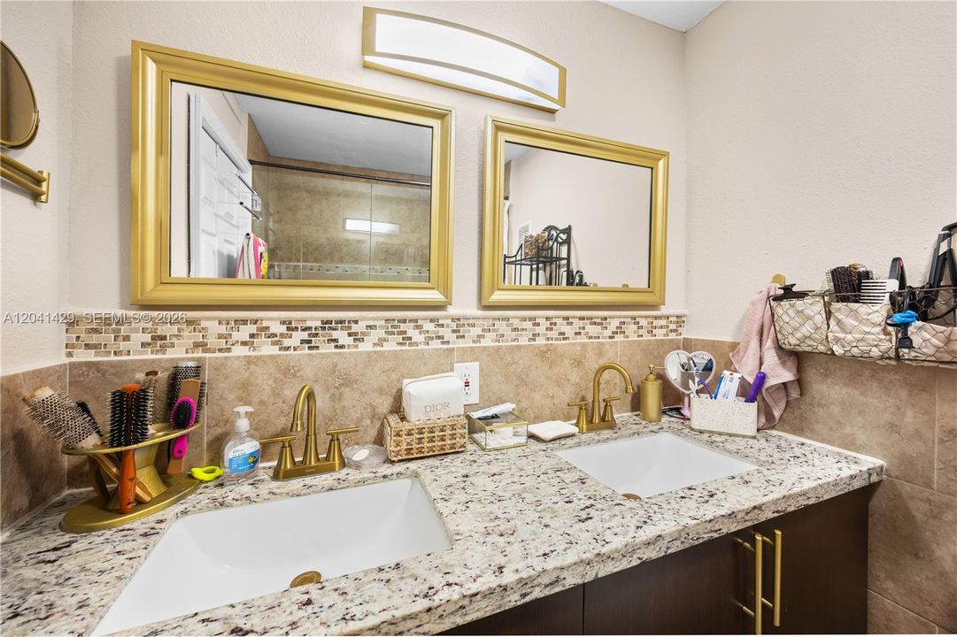 For Sale: $474,999 (4 beds, 2 baths, 696 Square Feet)