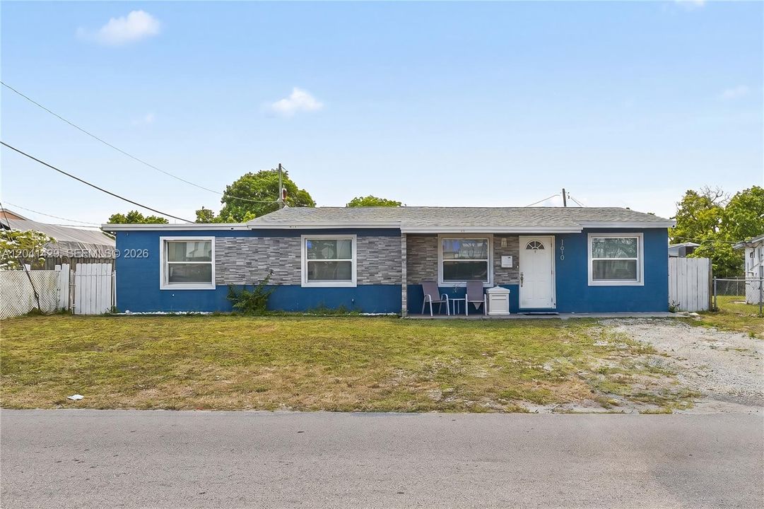 For Sale: $474,999 (4 beds, 2 baths, 696 Square Feet)