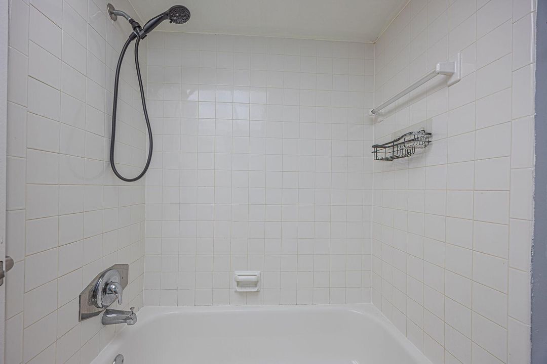 9940 SW 8th St (Shower)