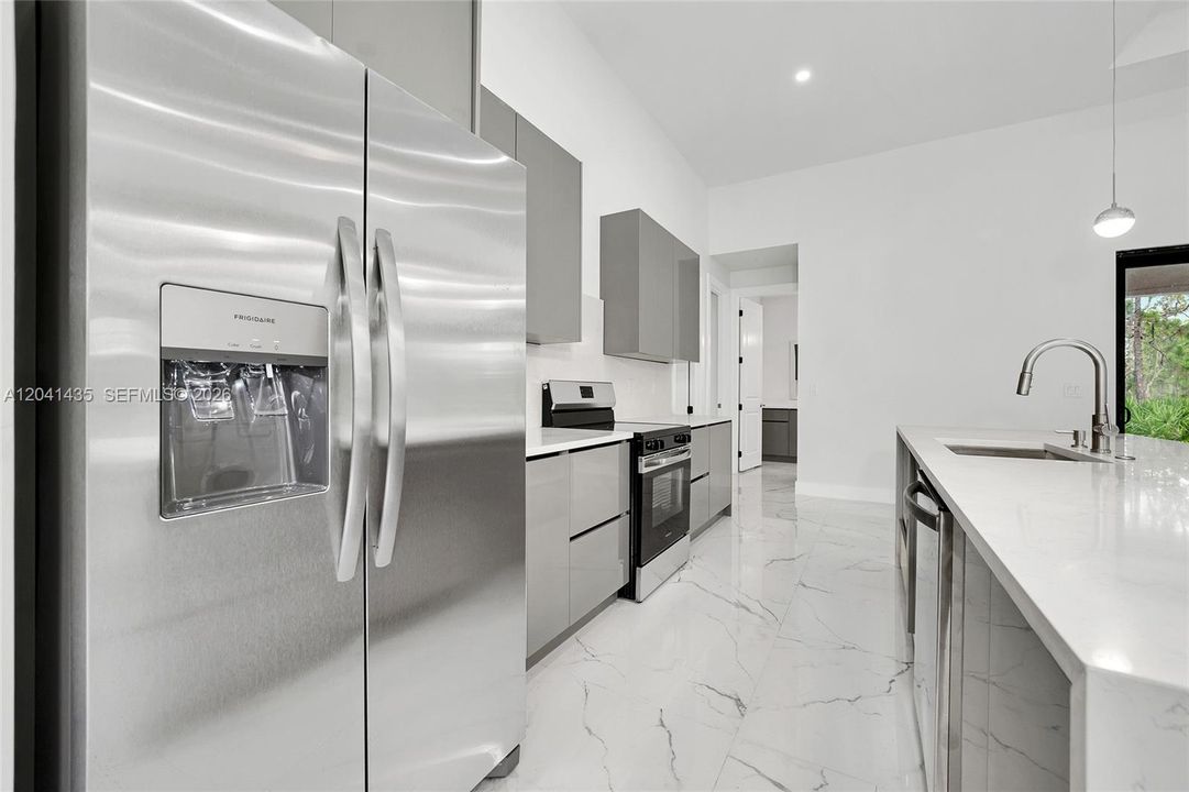 На продажу: $349,900 (3 спален, 2 ванн, 1558 Квадратных фут)