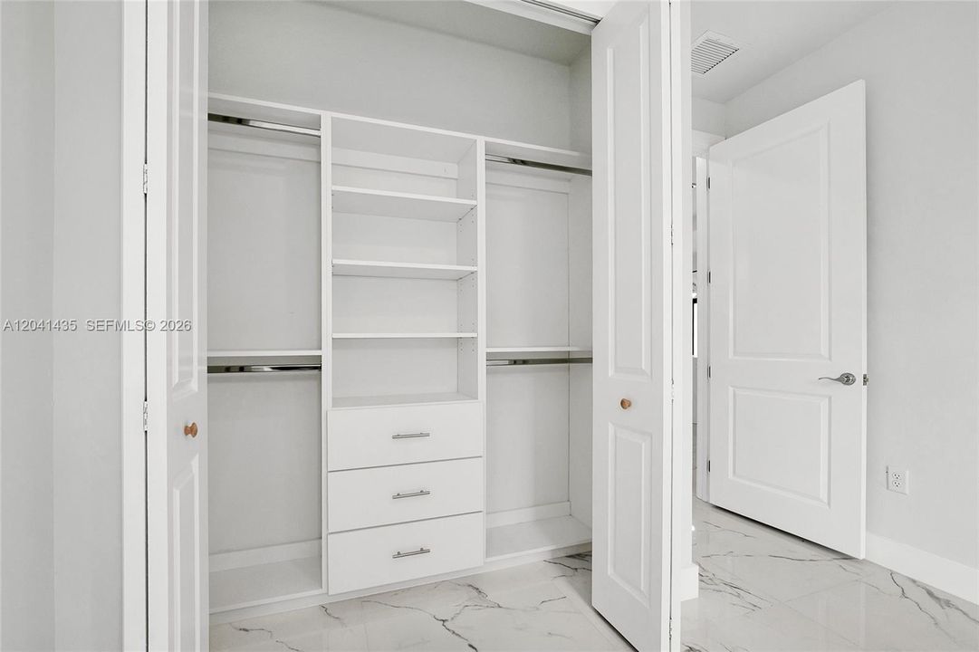 На продажу: $349,900 (3 спален, 2 ванн, 1558 Квадратных фут)