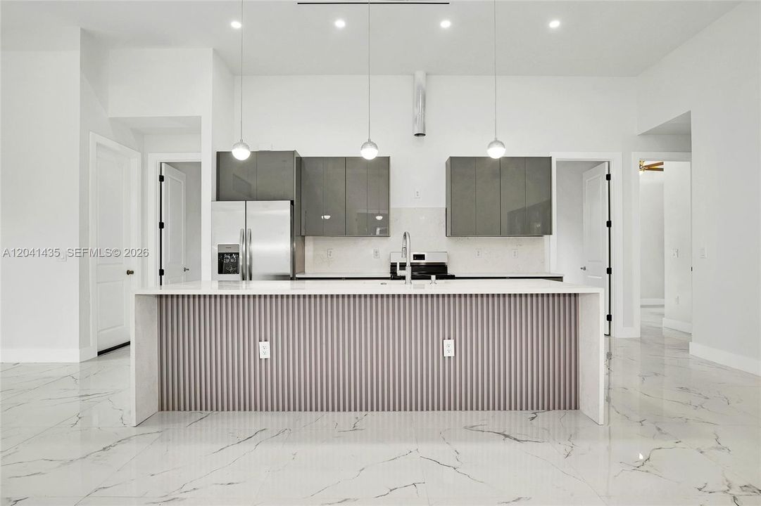 На продажу: $349,900 (3 спален, 2 ванн, 1558 Квадратных фут)