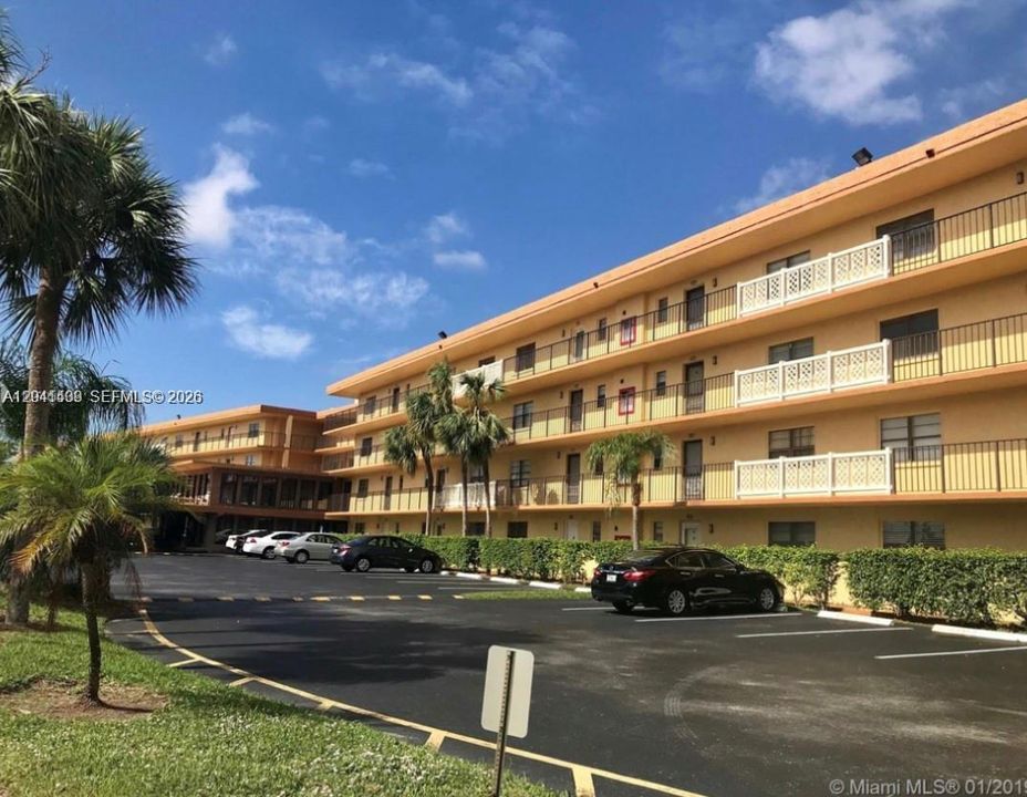 For Rent: $2,200 (2 beds, 2 baths, 900 Square Feet)
