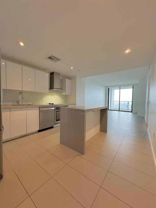 For Rent: $3,450 (1 beds, 1 baths, 867 Square Feet)