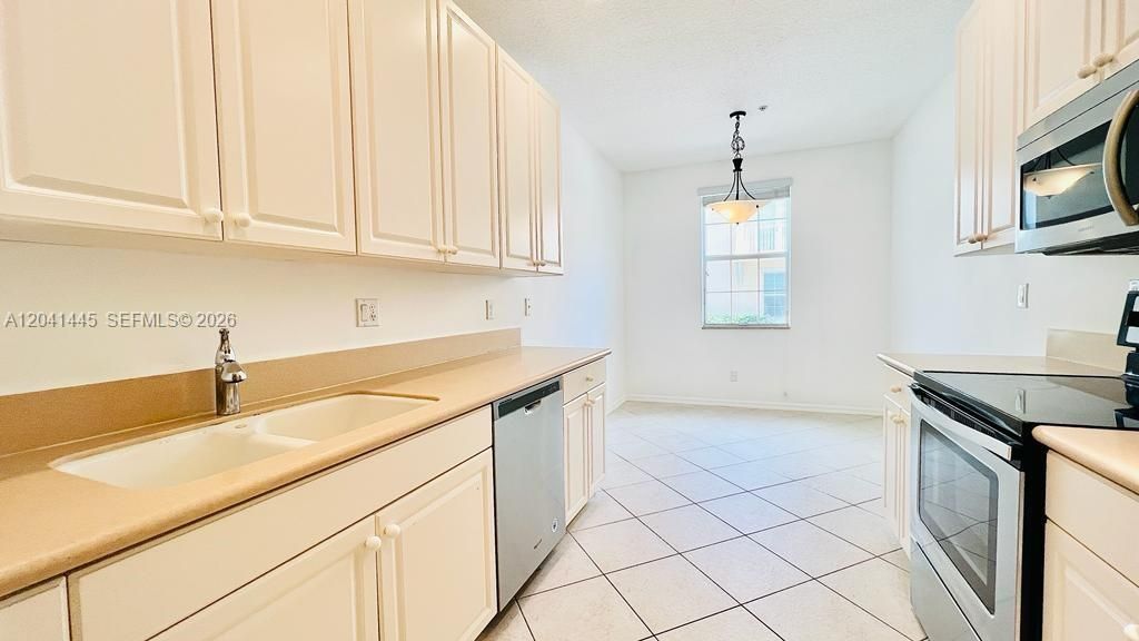 For Rent: $3,000 (3 beds, 2 baths, 1290 Square Feet)