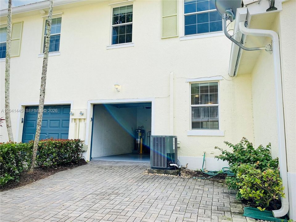 For Rent: $3,000 (3 beds, 2 baths, 1290 Square Feet)