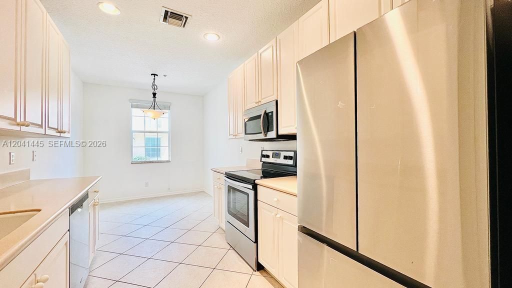 For Rent: $3,000 (3 beds, 2 baths, 1290 Square Feet)