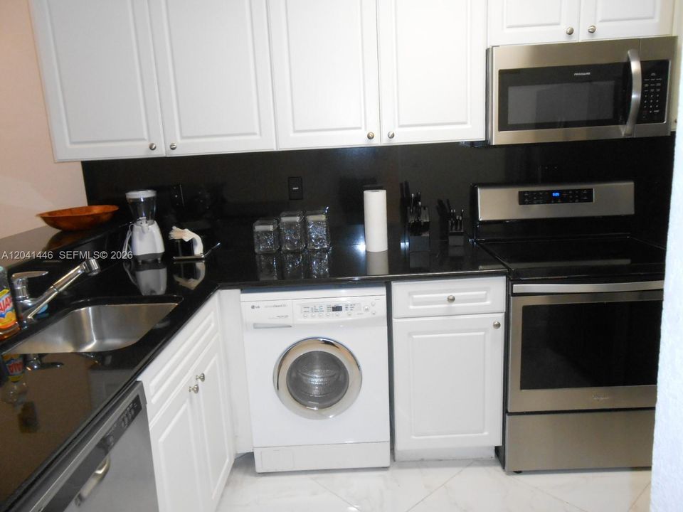 В аренду: $1,850 (0 спален, 1 ванн, 590 Квадратных фут)