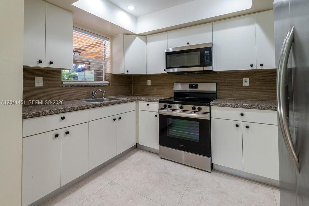 For Rent: $2,350 (2 beds, 1 baths, 890 Square Feet)