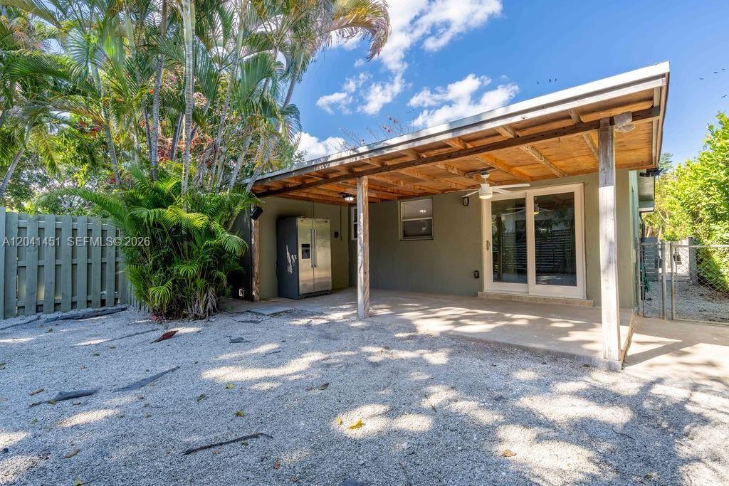 For Rent: $2,350 (2 beds, 1 baths, 890 Square Feet)