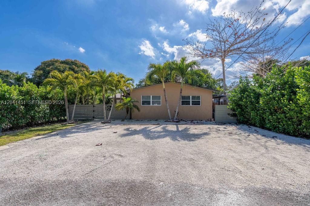 For Rent: $2,350 (2 beds, 1 baths, 890 Square Feet)