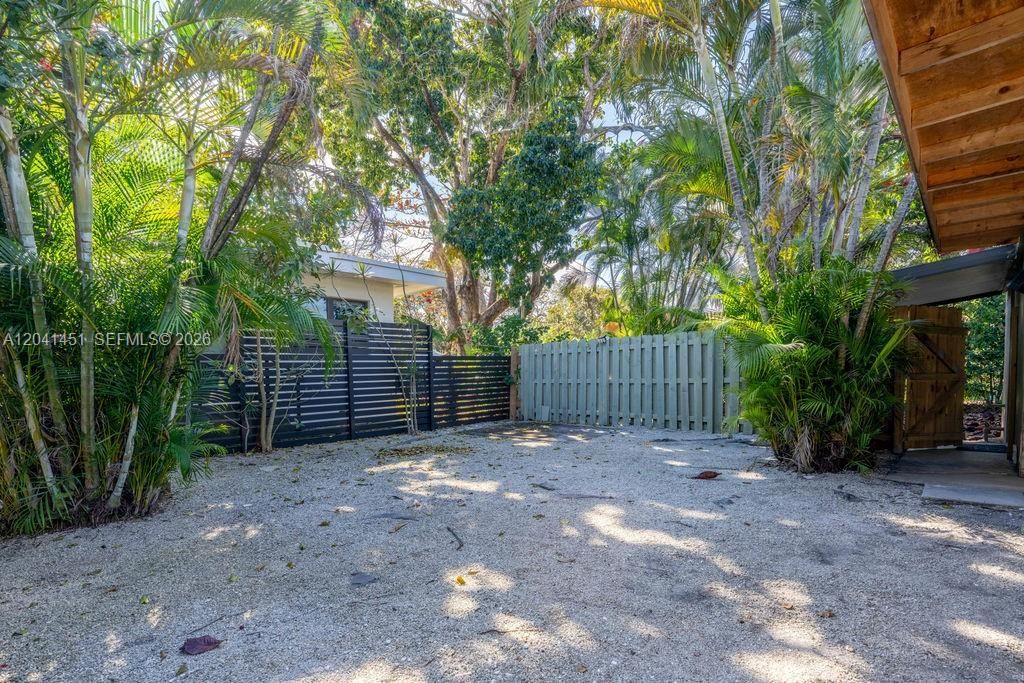 For Rent: $2,350 (2 beds, 1 baths, 890 Square Feet)