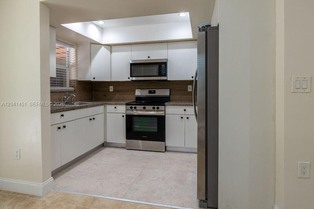 For Rent: $2,350 (2 beds, 1 baths, 890 Square Feet)