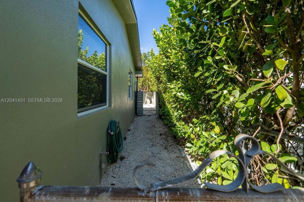 For Rent: $2,350 (2 beds, 1 baths, 890 Square Feet)